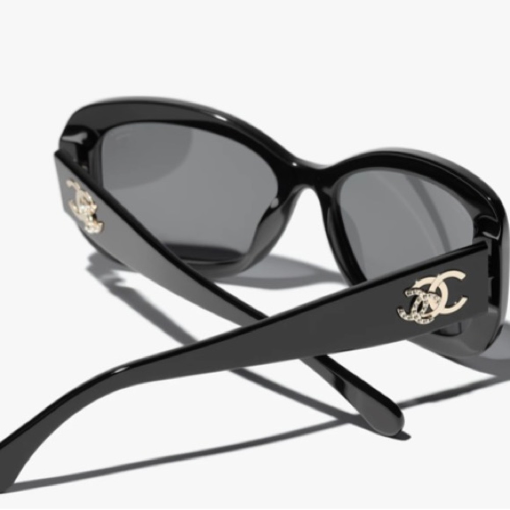 Chanel CC logo  black rectangular sunglasses with polarized lenses.